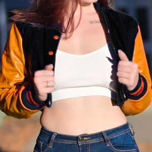 Blouson court universitaire pour femme, noir et orange, style Letterman, avec manches en similicuir, vêtement d'extérieur décontracté, mode féminine streetwear - Product Image 3