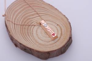 Collar con Colgante de Barra Minimalista con Diseño de Amor, en Tono Oro Rosa/Amarillo/Blanco de 14K - Product Image 4