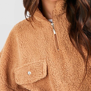 Vente en gros de sweats à capuche pour femmes, à manches longues, en polyester/coton, avec fermeture éclair 1/4, coupe oversize, col montant, en polaire Teddy, brodés - Product Image 5