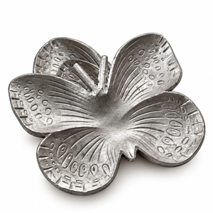 Bol à fleurs sculpté en argent, fait main, en métal, centre de table décoratif avec texture de pétales détaillée et forme florale organique - Product Image 1