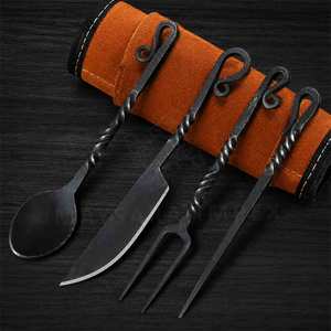 Ensemble de couverts médiévaux en acier carbone forgé à la main avec cuillère, couteau, fourchette et brochettes dans un sac de transport orange pour la cuisine en camping - Product Image 1