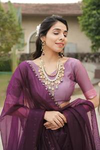 Tenue de fête : Lehenga Choli scintillant avec bordure richement tissée et dupatta élégant - Product Image 5