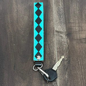 Latest Design 2026 Wholesale Manufacturer Tooled Checkered Leather Metal Clasp Keychain Genuine Leather Perfect for Everyday Use - Product Image 5