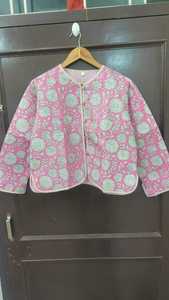 Veste matelassée réversible en coton faite à la main, cardigan vintage patchwork Kantha, patchwork floral, vêtements d'extérieur pour femmes - Product Image 2