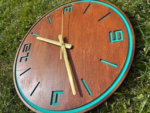 Reloj de pared de madera silencioso hecho a mano - Arte único con letras azul aguamarina - Product Image 4