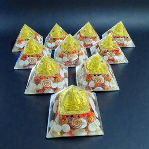 พีระมิดออร์กอนคุณภาพดี ขนาด 70-75 มม. แกะสลักจากอัญมณีอาเกตควอตซ์คริสตัล เครื่องสร้างความมั่งคั่ง ลายศรียันทรา กุมารี จักระโกมาติ พร้อมหินโข่วรี จำนวนมาก - Product Image 3