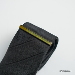 Pince à cravate pour homme plaquée or 18 carats avec agate verte - Pierre précieuse naturelle Feng Shui pour la prospérité et l'équilibre |   KCVDAXL001 - Product Image 3