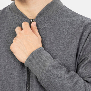 Blouson bomber gris pour homme à col montant, en polyester tricoté, coupe droite, style pull, couleur unie, idéal pour l'automne - Product Image 3