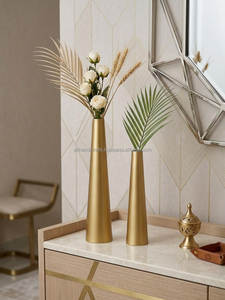 Vase de table en métal martelé finition cuivre – Récipient floral à accent or rose brillant pour les détaillants de boutiques - Product Image 3