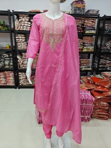 Tenue ethnique décontractée pour femmes, ensemble 3 pièces en Mul Chanderi avec broderies et sequins, haut et pantalon, dupatta en dentelle Mul Chanderi. - Product Image 2