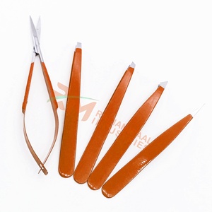 Juego de pinzas y tijeras para cejas RMI con punta plateada mate y recubrimiento en polvo naranja oscuro. - Product Image 4