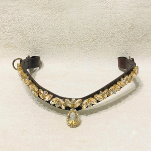 Bandeau de tête de cheval en cuir noir premium avec cristaux et pierres en forme de feuilles dorées et chaîne de diamants, disponible dans toutes les tailles et couleurs personnalisées. - Product Image 4