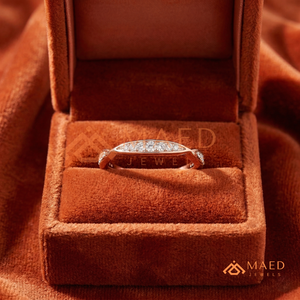 แหวนทองคำแท้ 10K/14K/18K โรสโกลด์ ประดับเพชรหลายเม็ด แบบสั่งทำพิเศษ |   เพชรทรงเอเมอรัลด์ตรงกลาง ประดับเพชรทรงกลมบริลเลียนท์ด้านข้าง สำหรับงานแต่งงาน - Product Image 4