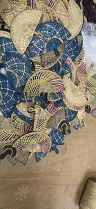 Éventail artisanal en feuilles de palmier tressées, en herbe de mer, pour décoration de mariage et de fête sur la plage - Product Image 4