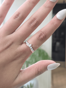 Bague en diamant de laboratoire taille poire 0,45 ct, design grappe graduée en or, sertissage à griffes avec accent rond, bijoux élégants pour femme - Product Image 1