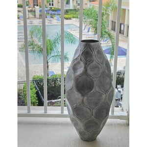 Jarrón de Metal Moderno Contemporáneo, Diseño Abstracto en Relieve, Color Gris Oscuro, Jarrón Alto para Flores - Product Image 6