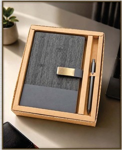 Ensemble cadeau moderne et écologique comprenant un carnet texturé gris avec fermoir doré et un stylo en métal imprimé en sérigraphie dans une boîte de présentation en kraft - Product Image 1