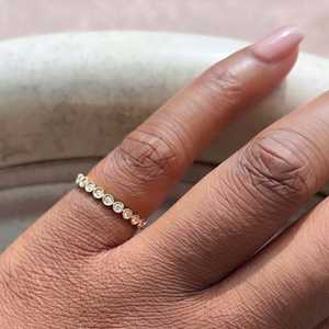 Anillo Apilable Delicado con Diamante Cultivado Redondo, Oro Sólido de 14K/18K, Engaste de Bisel, Anillos de Boda Minimalistas y Delicados, Venta al por Mayor - Product Image 6