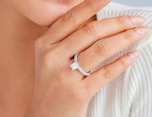 Anillo de Compromiso Solitario con Diamante Cultivado en Laboratorio de Corte Esmeralda de 1.53 Quilates en Oro Rosa de 14K - Product Image 4