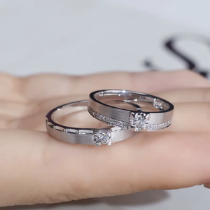 Anillos de Boda de Platino con Diamantes Redondos de Corte Brillante, Engaste Pavé, Estilo Geométrico Clásico, Unisex - Product Image 3