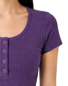 เสื้อครอปแขนสั้นทรงเข้ารูปสีม่วงสำหรับผู้หญิง ผ้าคอตตอนผสมสแปนเด็กซ์ ยืดได้ สวมใส่สบาย เหมาะสำหรับฤดูร้อน มีกระดุม ดีไซน์ทันสมัย - Product Image 4