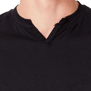 T-shirt pour homme à col en V noir, manches courtes, coupe classique, décontracté, 100% coton jersey, couleur unie, design avec poche sur le devant - Product Image 2