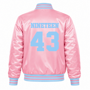 Chaqueta Universitaria Rosa de Satén para Mujer Gamma Phi Delta con Botones a Presión, Letras Griegas Bordadas, Cuello y Puños de Punto a Rayas, Ropa Universitaria - Product Image 4