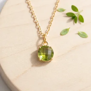 Collar Minimalista con Piedra Redonda de Peridoto y Cuarzo, Chapado en Oro de 18k sobre Latón, Elegante y Moderno para Mujer - Product Image 1