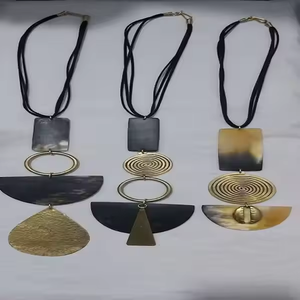 Collar de moda de calidad premium hecho de cuerno de búfalo, joyería natural de Crescent Crafts. - Product Image 4