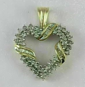 Pendentif Couronne Cœur en Moissanite Taille Princesse de Luxe, Plaqué Or Jaune sur Argent 925, Style Diamant Romantique, Breloque de Collier - Product Image 3