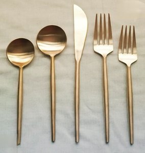 Juego de cubiertos de diseño elegante, de acero inoxidable con mango de resina y acabado dorado, juego de 5 piezas a un precio de fábrica muy bajo. - Product Image 3