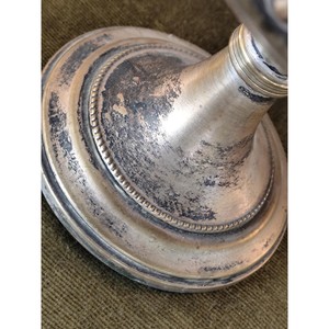 Cuenco con pedestal de estilo antiguo hecho con base de aluminio y delicados adornos decorativos a lo largo del borde - Product Image 6