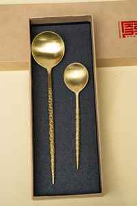 Cuillère à dessert populaire en laiton, longue, à motif tropical, dorée et gaufrée, pour la maison et les hôtels, par Universal Overseas - Product Image 5