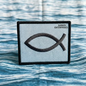 Écusson thermocollant personnalisé brodé à la machine, croix ornementée dorée, symbole religieux, fond en feutre blanc, badge rectangulaire pour vêtements - Product Image 6