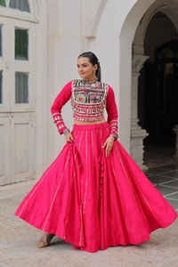 Lehenga traditionnel en soie romaine, longueur ras du sol, pour tenue de soirée, avec dentelle Gota-Patti attrayante et haut en patchwork Kutchi, infroissable - Product Image 1