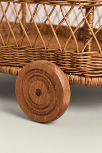 Poussette en rotin tressé pour enfants, chariot à pousser pour poupées, jouet pour enfants, fabriqué dans un atelier vietnamien. - Product Image 4