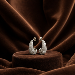 Boucles d'oreilles créoles épaisses pour femmes, serties de micro-pavés de moissanite et de diamants ronds brillants - Product Image 3