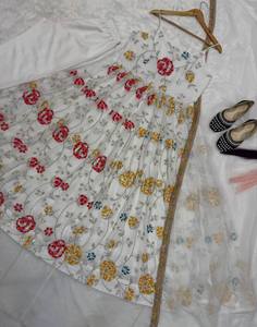 Conjunto de traje Anarkali floral bordado para mujer con dupatta, ropa étnica de diseñador, trabajo de hilo elaborado, para bodas y fiestas indias y pakistaníes. - Product Image 4