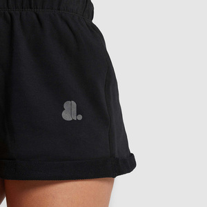 Shorts de sport noirs non tissés pour femmes, taille haute élastique, coupe régulière, respirants, séchage rapide, couleur unie, logo sur la jambe gauche, 100 % coton - Product Image 6