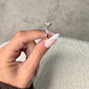 Bague de fiançailles en diamant de laboratoire ovale de 4 carats à trois pierres _ Demi-lunes latérales _ Or blanc 14 carats _ Certifié IGI - Product Image 4