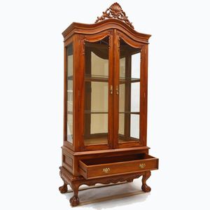 Vitrine à deux portes de style Chippendale en acajou massif, ornée de détails sculptés artistiques en haut et d'un tiroir. - Product Image 3