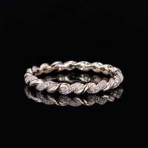 Bague de fiançailles torsadée pour femme, sertie pavé de moissanite taille brillant rond, classique pour mariage et anniversaire - Product Image 1