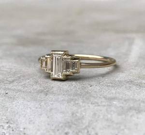 Bague de fiançailles tendance en moissanite taille baguette, or massif 14 carats, minimaliste, avec cinq pierres, cadeau d'anniversaire pour femme - Product Image 5