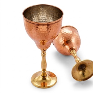 Ensemble de gobelets à vin modernes en cuivre martelé, flûtes à champagne royales nickelées avec tige en laiton, articles de bar haut de gamme pour mariages - Product Image 1