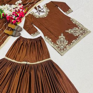 Conjunto de traje Sharara Palazzo de crepé natural con bordado de lentejuelas de 5 mm de diseñador, con top de manga larga completamente cosido y forro interior de microalgodón. - Product Image 4