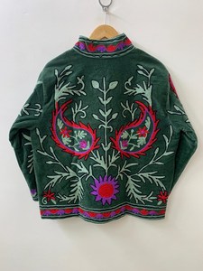 Chaqueta Corta Bordada a Mano con Diseño Étnico Suzani en Terciopelo Verde Oscuro para Mujer, Estilo Cachemir, con Bordado Floral - Product Image 2