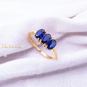 Anillo de Oro Amarillo Sólido de 18k con Tres Piedras de Zafiro Azul Ovalado Natural, Joyas Memoria, Venta al Por Mayor - Product Image 1