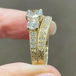 Ensemble de mariage en moissanite à taille ronde 3,66 TCW, bague de fiançailles plaquée or jaune 14 carats - Product Image 3