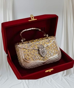 Pochette latérale en laiton plaqué or, faite à la main, avec chaîne, touche de luxe, sac à main de mariage tendance pour femme, prix raisonnable - Product Image 2