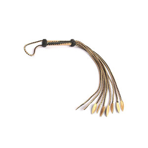 Fouet en cuir avec bandes tressées et poignée en anneau métallique - Product Image 1